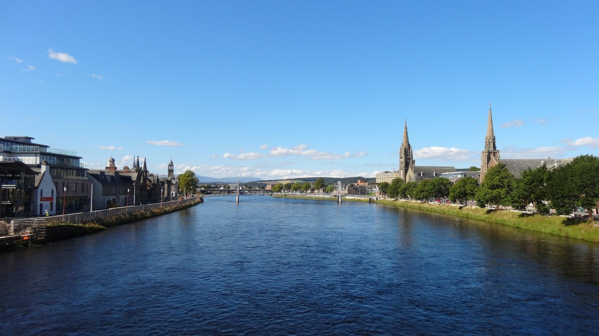 inverness-640590_1920 a bridge over a body of water